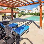 2 Bedroom Cozy In Bibinje