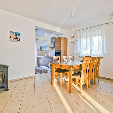 2 Bedroom Cozy In Σπίτι διακοπών Bibinje